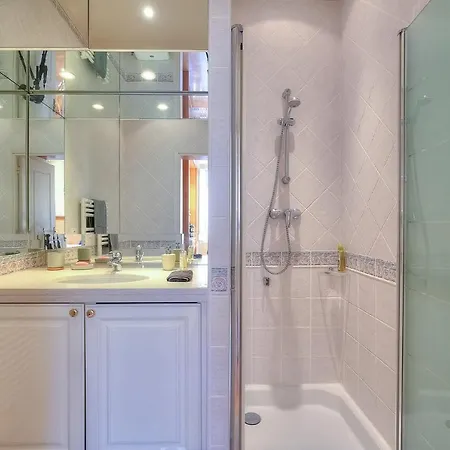 לינה וארוחת בוקר Lumineux Appartement- Carre D'or- Proche Mer